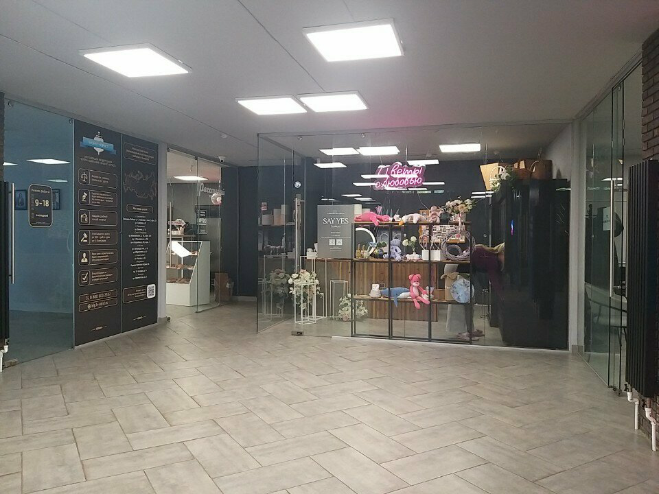 Стеклянные перегородки в ТЦ Суворовъ