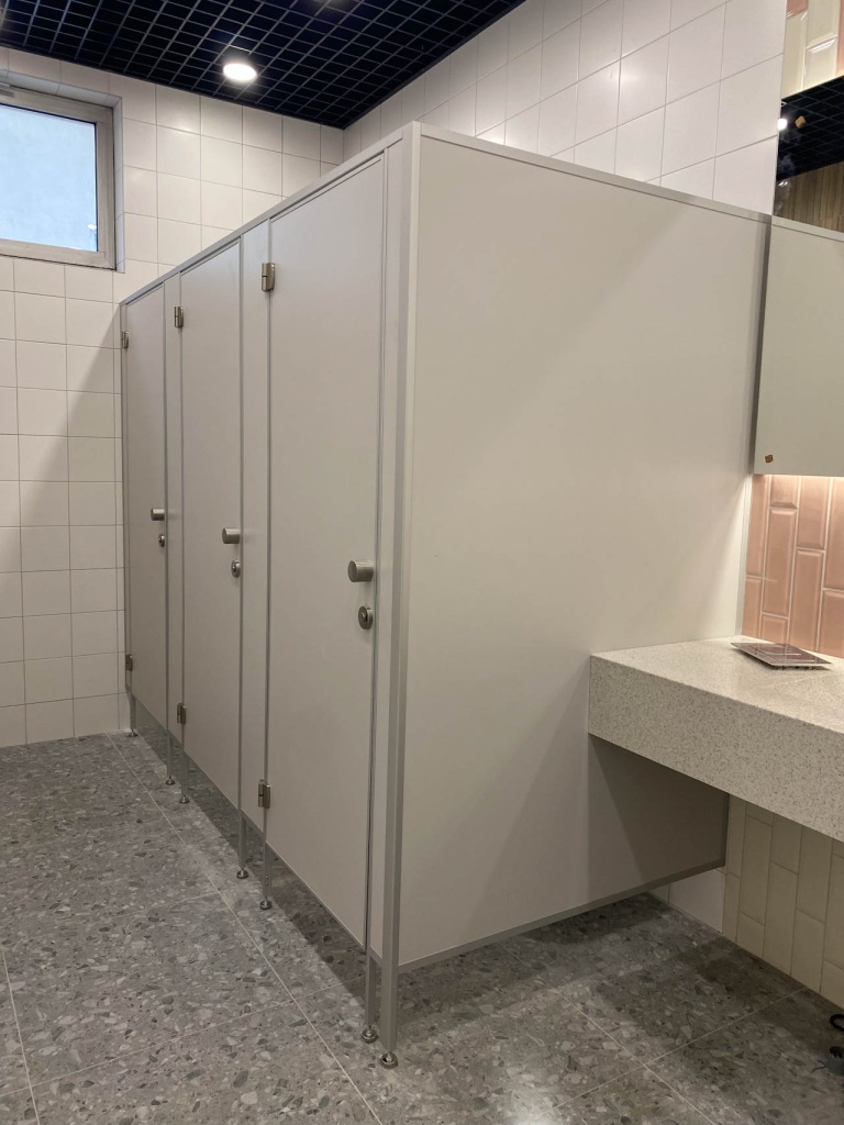 Сантехнические перегородки в ТЦ Плаза
